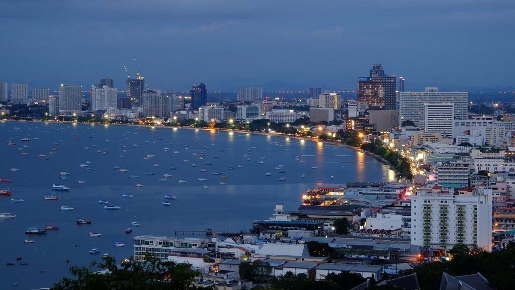Peak Tower In Phatumnak Pattaya Exterior foto
